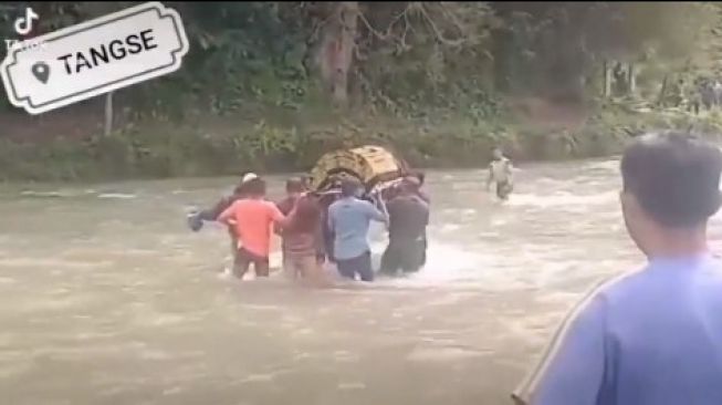 Miris! Warga Gotong Keranda Jenazah Terjang Sungai, Alasannya Menyayat Hati