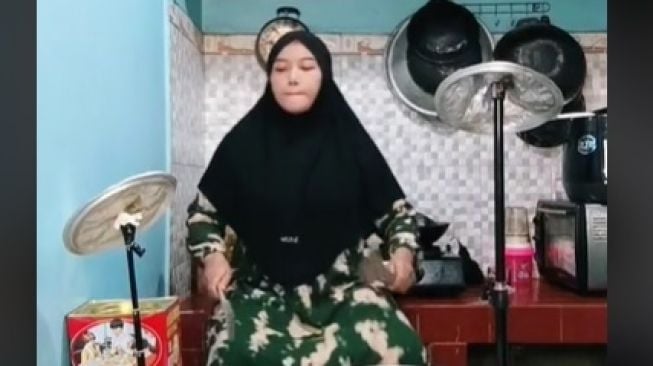 Viral Wanita Konser di Dapur, Warganet: Inilah Namanya Dapur Rekaman (TikTok)