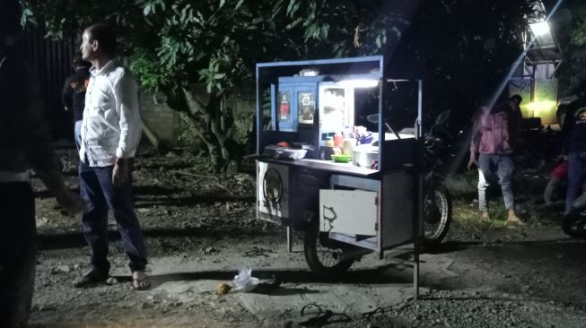 Rombong milik Daryanto yang sedang terpakir di pinggir Jalan Ringroad, Kelurahan Lok Bahu, Kecamatan Sungai Kunjang. [Suara.com/Apriskian Tauda Parulian]