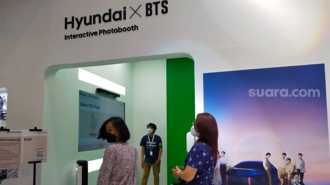 Photobooth interaktif Hyundai X BTS di GIIAS 2021, dengan antrean berdasar protokol kesehatan [Suara.com/CNR ukirsari].