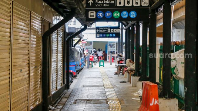 Deretan ruko UMKM di Stasiun Gondangdia, Jakarta Pusat, Selasa (16/11/2021).[Suara.com/Alfian Winanto]