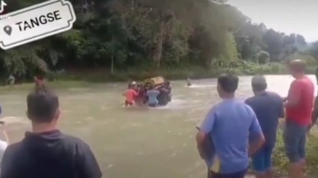 Viral Warga Terpaksa Boyong Keranda Sebrangi Sungai Besar ke TPU, Netizen Nitikan Air Mata