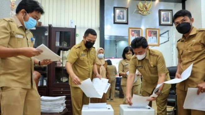 Pemkot Medan Musnahkan Ribuan Arsip BKDPSDM