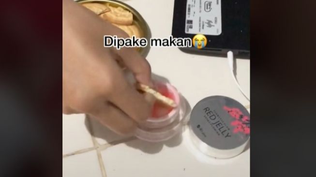 Istri nangis melihat suami makan biskuit (tiktok)