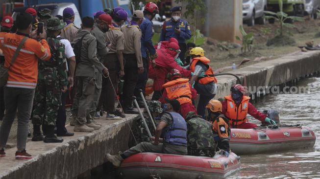 Petugas gabungan mengevakuasi korban menggunakan perahu karet saat simulasi penanganan banjir di Kalimalang, Cipinang Melayu, Jakarta, Rabu (17/11/2021). [Suara.com/Angga Budhiyanto]