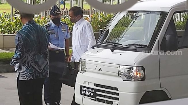 Presiden Joko Widodo mengemudikan Mitsubishi Minicab MiEV ditemani Menteri Perindustrian Agus Gumiwang Kartasamita dalam gelaran GIIAS 2021 [Laurentius Iwan].