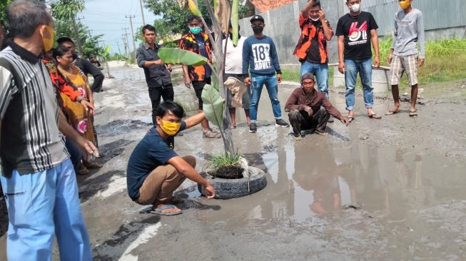 4 Tahun Jalan di Kabupaten Bekasi Ini Tak Diperbaiki, Camat Janji 2022 Dikerjakan