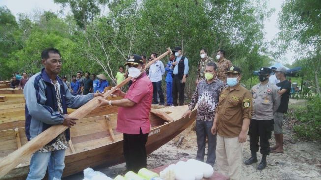 Kelompok Nelayan di Tanjung Balai Karimun Dapat Bantuan 20 Sampan