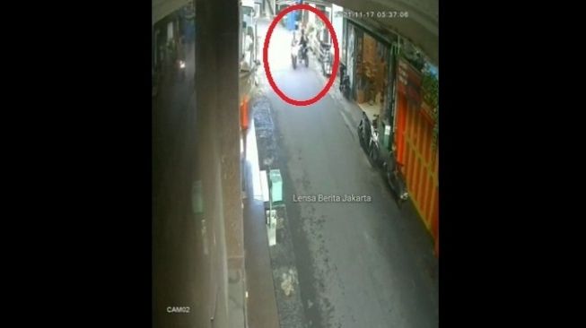 Terekam CCTV, Tas Pemotor Wanita Dijambret di Cawang Viral