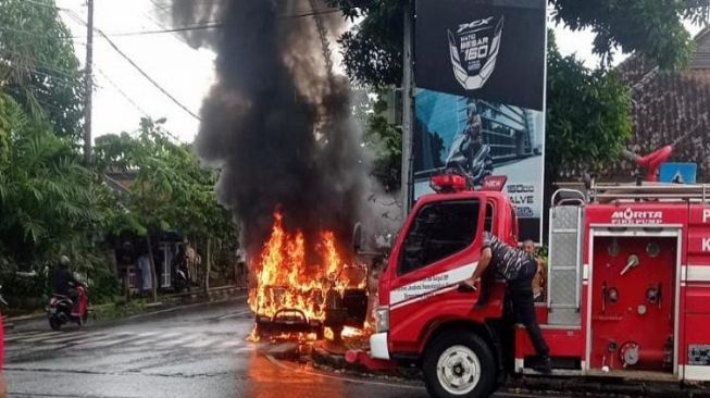 Mogok Saat Hujan Deras Mobil Suzuki Carry Langsung Terbakar di Jembrana Bali