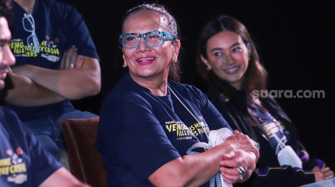 Aktris Christine Hakim saat jumpa pers film 'Seperti Dendam, Rindu Harus Dibayar Tuntas' di Kuningan, Jakarta Selatan, Rabu (17/11/2021). [Suara.com/Alfian Winanto]