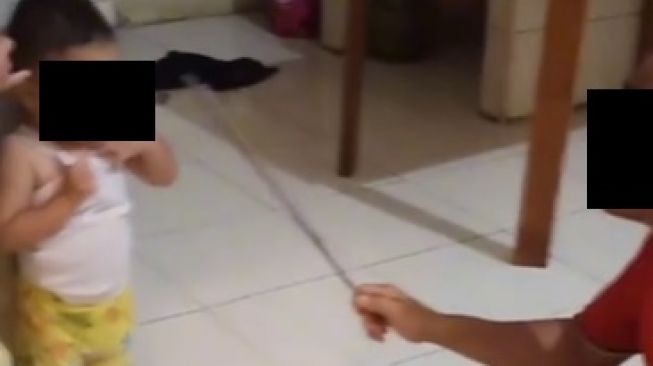 Kakak Adik Dihukum Gegara Tumpahkan Hand Body (TikTok)