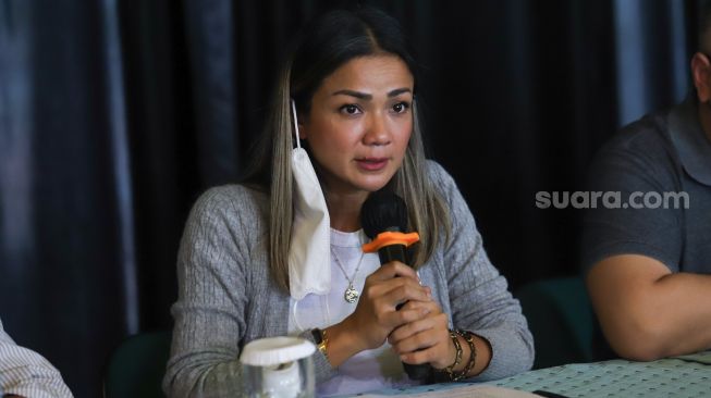 Aktris Nirina Zubir saat memberikan keterangan pers di kawasan Antasari, Jakarta Selatan, Rabu (17/11/2021). [Suara.com/Alfian Winanto]
