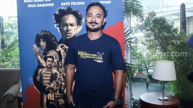 Aktor Marthino Lio saat ditemui usai jumpa pers film 'Seperti Dendam, Rindu Harus Dibayar Tuntas' di Kuningan, Jakarta Selatan, Rabu (17/11/2021). [Suara.com/Alfian Winanto]