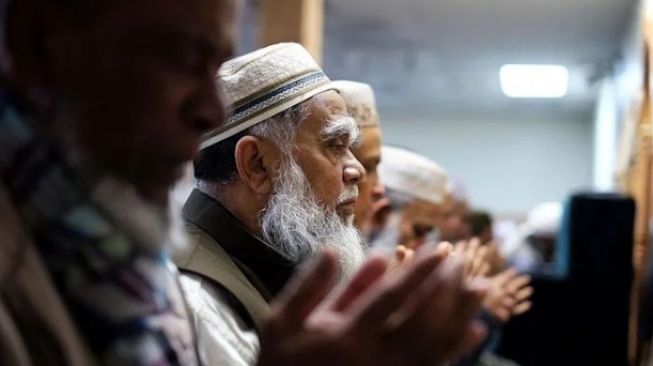 Kota Pertama di Amerika yang Dipimpin Muslim, Bunyi Lonceng Gereja dan Azan Bersamaan