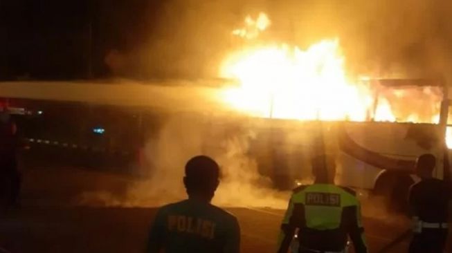 Bus Pariwisata Barang Bukti Laka Lantas di Bukittinggi Terbakar