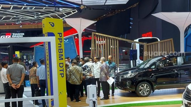 Presiden Joko Widodo GIIAS 2021 berkunjung di GIIAS 2021, tengah menyimak mobil listrik [Suara.com/Manuel Jeghesta Nainggolan].