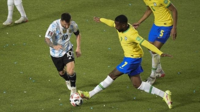 Pemain Argentina Lionel Messi (kiri) ditempel pemain Brasil Gerson pada pertandingan sepak bola kualifikasi Amerika Selatan untuk Piala Dunia FIFA Qatar 2022 di stadion San Juan del Bicentenario di San Juan, Argentina, pada 16 November 2021.Andres Larrovere / AFP