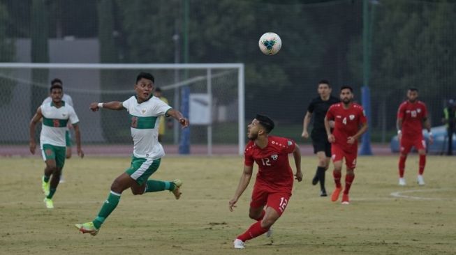 Penyerang tim nasional Indonesia Dedik Setiawan (dua dari kiri) berebut bola dengan pemain Afghanistan Abdul Najim Haidary pada laga persahabatan internasional FIFA di Stadion Gloria, Antalya, Turki, Selasa (16/11/2021). Afghanistan memenangkan pertandingan tersebut dengan skor 1-0. (ANTARA/HO/PSSI)