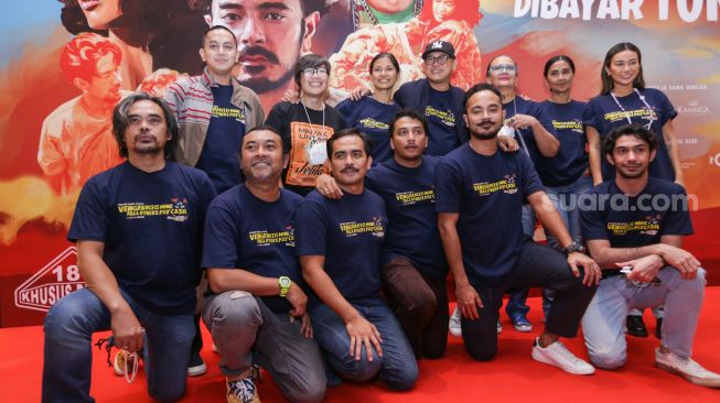 Para pemain dan kru Film 'Seperti Dendam, Rindu Harus Dibayar Tuntas' saat jumpa pers di Kuningan, Jakarta Selatan, Rabu (17/11/2021). [Suara.com/Alfian Winanto]