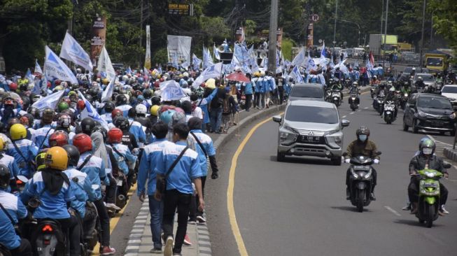 Desak Ridwan Kamil Tak Pakai PP Pengupahan, Ribuan Buruh Tutup Flyover Pasupati