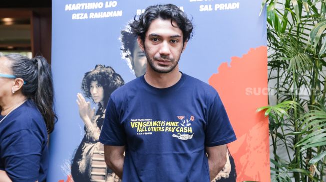 Aktor Reza Rahardian saat ditemui usai jumpa pers film 'Seperti Dendam, Rindu Harus Dibayar Tuntas' di Kuningan, Jakarta Selatan, Rabu (17/11/2021). [Suara.com/Alfian Winanto]