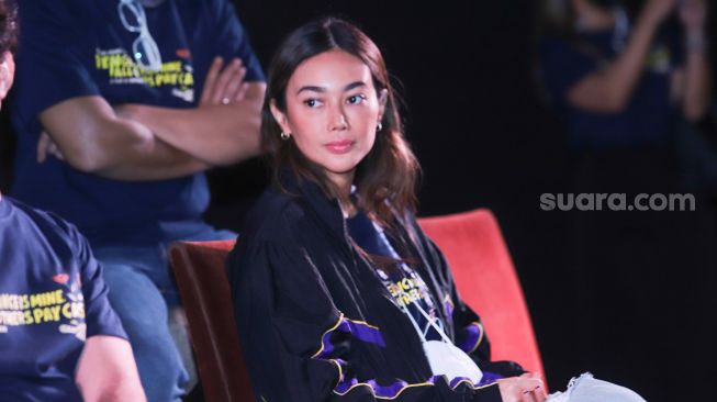 Aktris Ratu Felisha saat jumpa pers film 'Seperti Dendam, Rindu Harus Dibayar Tuntas' di Kuningan, Jakarta Selatan, Rabu (17/11/2021). [Suara.com/Alfian Winanto]