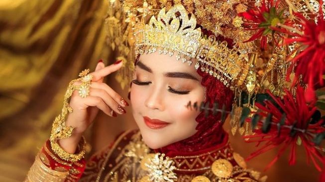 Adu Gaya Prewedding Adat Aceh Ria Ricis vs Cut Meyriska. [Instagram]