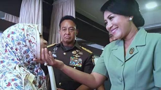 Istri Jenderal Andika Perkasa Diah Erwiany. [Foto: YouTube TNI AD]