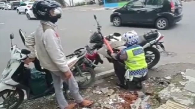 Viral Polisi Bantu Pengendara Motor yang Habis Bensin, Netizen: Emang Baik Pak Dadang Mah