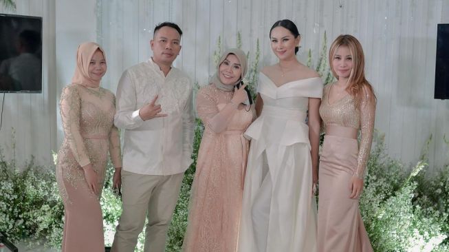 12 Pesona Baby Prasetyo Adik Vicky Prasetyo, Nggak Kalah Kece dari Kalina