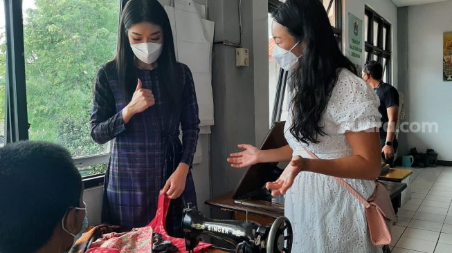 Miss Indonesia Carla Yules melihat proses pembuatan suvenir di PSBD Budi Bhakti, Cengkareng. (Suara.com/Lilis Varwati)