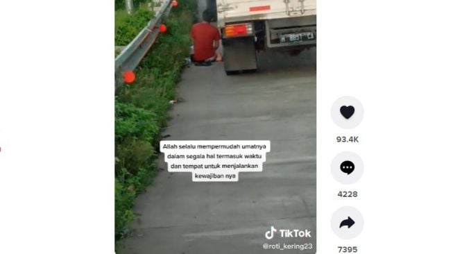 Viral! Sopir Mobil Boks Ini Terciduk Salat di Pinggir Jalan Tol, Warganet: Masya Allah