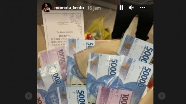 Reaksi Kento Momota usai dihadiahi uang. (Instagram/@momota_kento)