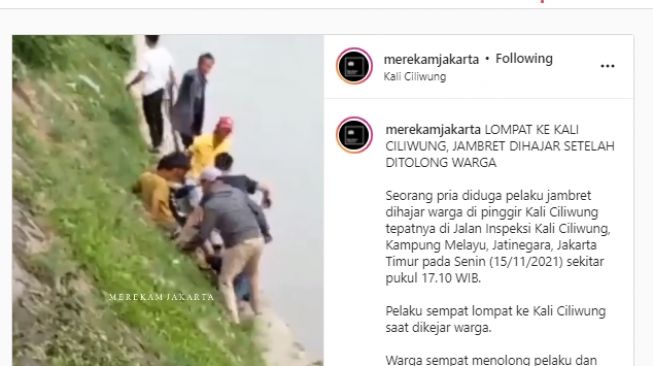 Tangkapan layar video pria diduga jambret diamuk warga setelah ceburkan diri ke sungai Ciliwung. (Instagram)