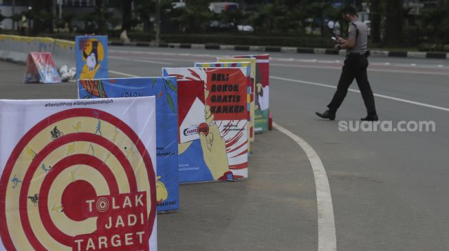 Deretan mural Hari Kesehatan Nasional berada di kawasan Patung Arjuna Wiwaha, Jakarta, Rabu (17/11/2021). [Suara.com/Angga Budiyanto]