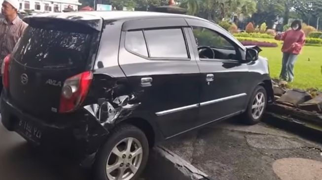 Detik-Detik Mazda Seruduk Daihatsu Ayla, Tembok Bundaran Tugu Roboh Seketika