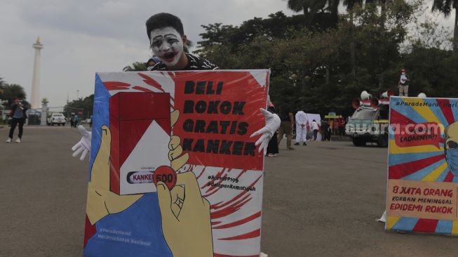 Massa yang tergabung dalam Koalisi Masyarakat Peduli Kesehatan (KOMPAK) berpantomim saat menggelar aksi unjuk rasa di kawasan Patung Arjuna Wiwaha, Jakarta, Rabu (17/11/2021). [Suara.com/Angga Budiyanto]