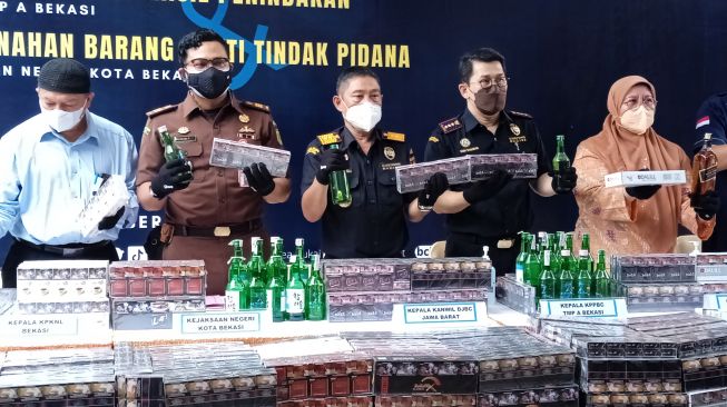 Puluhan Soju, Black Label, Kahlua dan 6 Juta Rokok Ilegal Dimusnahkan di Bekasi