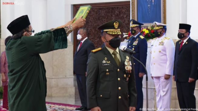Presiden Jokowi Lantik KSAD Dudung Abdurachman di Istana Negara
