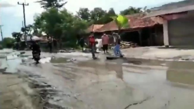 Aksi protes Jalan rusak Serang Baru Kabupaten Bekasi yang tak kunjung diperbaiki, Rabu (17/11/2021).[Ist]