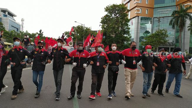 Hampir Terprovokasi, Ribuan Buruh Jateng Minta UMP Naik 16 Persen ke Ganjar Pranowo