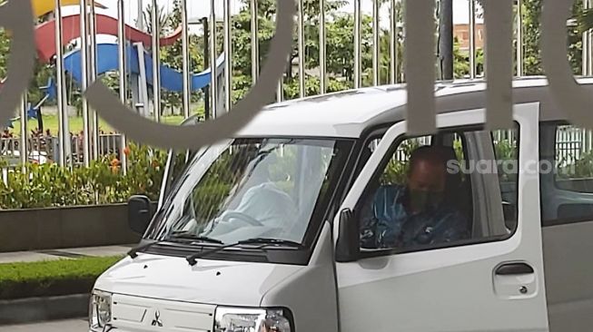 Presiden Joko Widodo usai mengemudikan Mitsubishi Minicab MiEV di halaman depan ICE BSD dalam gelaran GIIAS 2021 [Laurentius Iwan].