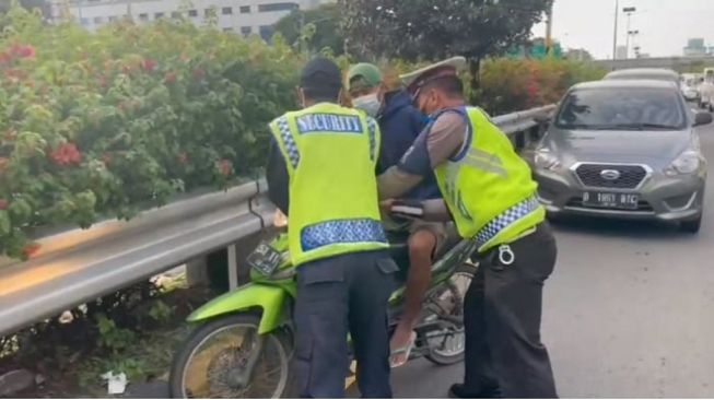 Nekat! Pemotor Terobos Tol Semanggi Tanpa Helm, Ngaku Hendak Ke Karawang