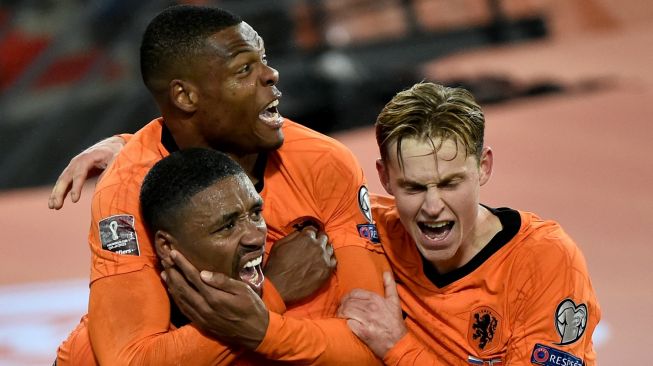 Pemain depan Belanda Steven Bergwijn (kiri) merayakan gol ke gawang Norwegia bersama rekan setimnya pada pertandingan sepak bola Grup G putaran kualifikasi Piala Dunia Qatar 2022 di stadion Feijenoord di Rotterdam pada 16 November 2021. JOHN THYS / AFP