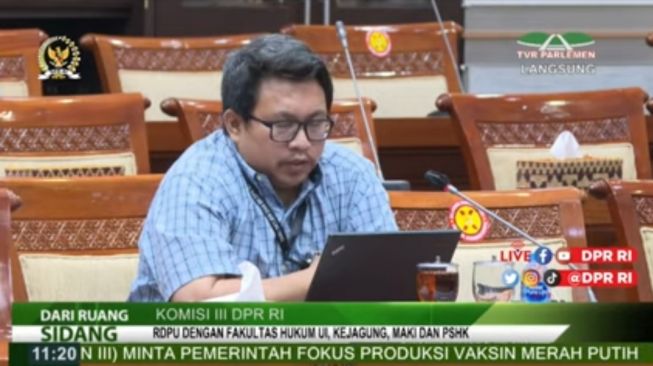 Direktur Advokasi dan Jaringan Pusat Studi Hukum dan Kebijakan Indonesia (PSHKI), Fajri Nursyamsi. (tangkapan layar/Youtube DPR)
