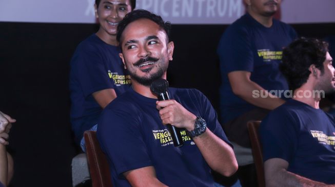 Aktor Marthino Lio saat jumpa pers film 'Seperti Dendam, Rindu Harus Dibayar Tuntas' di Kuningan, Jakarta Selatan, Rabu (17/11/2021). [Suara.com/Alfian Winanto]