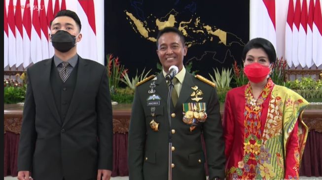 Jenderal Andika Perkasa didampingi istri dan anaknya setelah resmi dilantik sebagai Panglima TNI oleh Presiden Jokowi di Istana Negara, Jakarta. (Tangkapan layar/Dok Sekretariat Presiden)