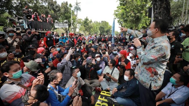 Gubernur DKI Jakarta Anies Baswedan menemui massa buruh yang menggelar demonstrasi terkait UMP 2022 di depan Balai Kota DKI Jakarta, Kamis (18/11/2021) siang. [Suara.com/Fakhri Fuadi Muflih]