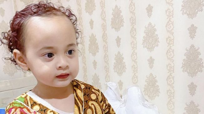 Yusuf Habibie anak Shindy Putri. [Instagram/dr.shindyputri_]